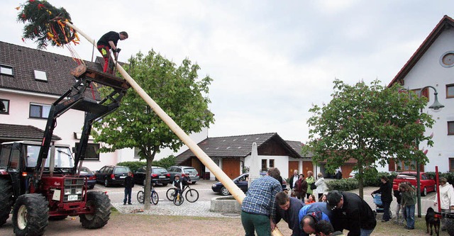 Unter groem Krpereinsatz wurde der M...em Dorfplatz in Rhrberg aufgerichtet.  | Foto: Silvia Eismann