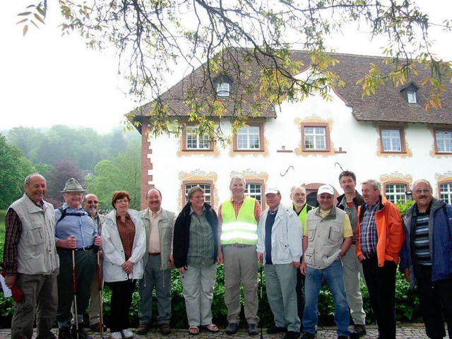 Gste und Gastgeber vor dem Wasserschloss   | Foto: Jo Hgg