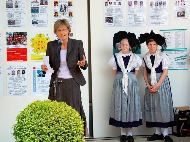 Die Merdinger Trachtengruppe wirkte an...ndrtin Dorothea Strr-Ritter sprach .  | Foto: Manfred Frietsch