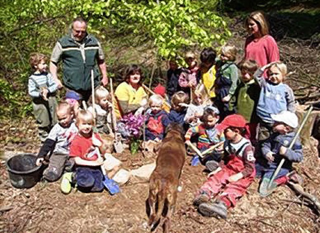 &#8222;Aufforstung&#8220;: Frster Bckert und die Kindergartenkinder.  | Foto: BZ