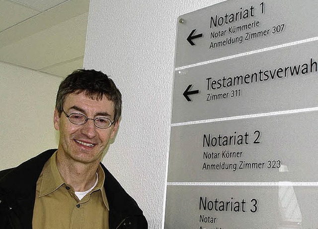 Michael Kmmerle an seiner bisherigen Wirkungssttte im Notariat   Offenburg.   | Foto: hubert rderer