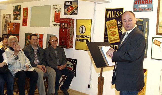 Die 18. Saison des Tabakmuseums   wurd...ister Dietmar Benz (rechts) erffnet.   | Foto: HILLER