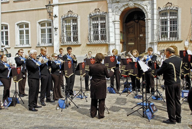 Musik aus der englischen Partnerstadt ...onzert vor dem Waldshuter Rathaus.      | Foto: Flohr