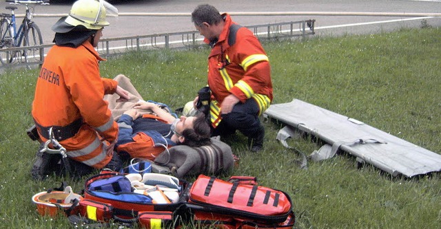 Die neuen Notfallruckscke der Feuerwe...der bung am Donnerstag zum Einsatz.    | Foto: EBLER