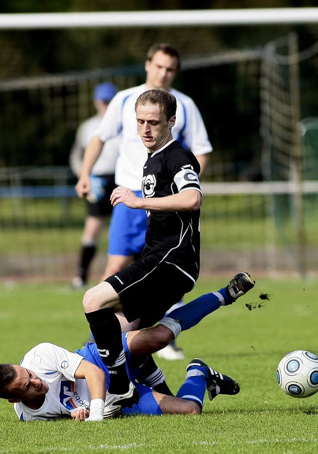 Fussball 2009Lahrer FV vs. FSV Altdorf... Zweikampf mit einem Altdorfer Spieler  | Foto: Peter Aukthun