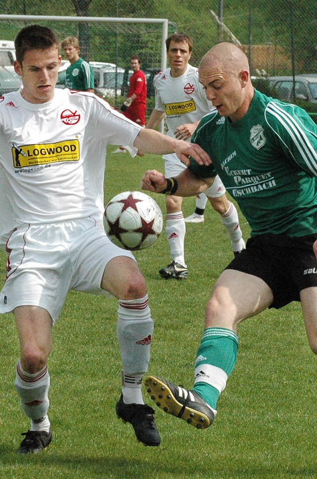 Der zweifache Stegener Torschtze Bern...l mit dem Mnstertler Julian Wrner.   | Foto: Claus Zimmermann