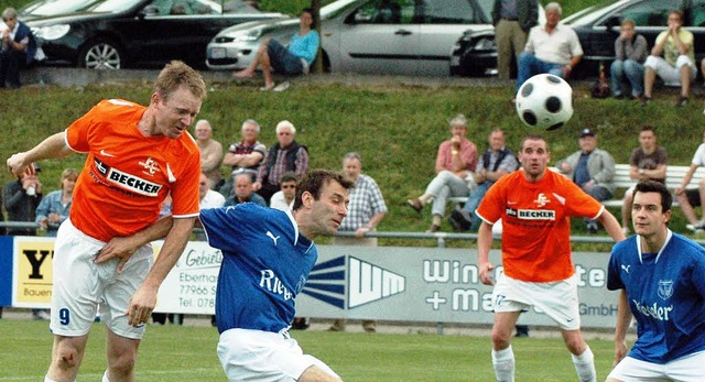 Die Entscheidung im Endinger Erle: FCD-Torjger Tobias Ruf kpft zum 0:2 ein.   | Foto: Claus Zimmermann