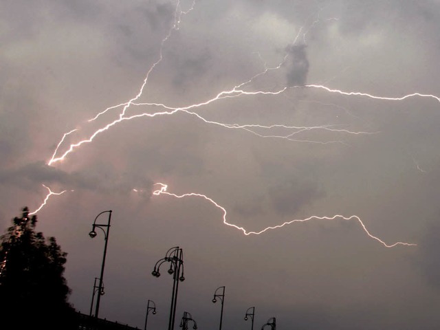 Der Blitz schlug aus heiterem Himmel ein. (Archivbild)  | Foto: dpa
