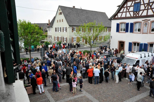 Am 17. Mai drften auf dem Rathausplat...gebnis der Brgermeisterwahl erwarten.  | Foto: Zimmermann-Duerkop
