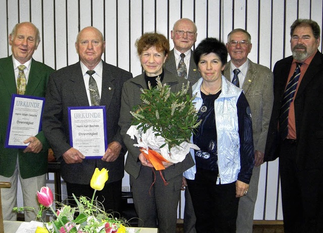 Die Geehrten bei der Generalversammlun...ts) und Elfriede Herold(vorne rechts)   | Foto: Privat