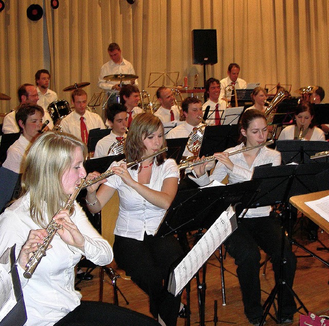 Flotten Swing und Filmmelodien prsent...oppelkonzert der Musikverein Umkirch.   | Foto: mario schneberg