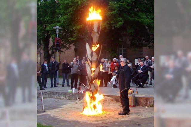 Kunst mit Grillanznder und Flammenwerfer