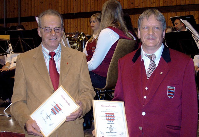 Gerd Mller (rechts) wurde zum Ehrenvo...renmitglied des Musikvereins Blumegg.   | Foto: Cornelia Selz