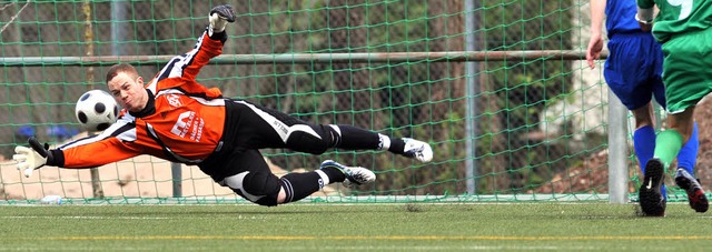 Julian Reinard fliegt und hlt. Einmal...erauchen (1:1) aber geschlagen geben.   | Foto: Seeger