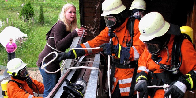 Beherzte Atemschutztrger retteten ein...ber den Balkon und ber Steckleitern.   | Foto: monika rombach