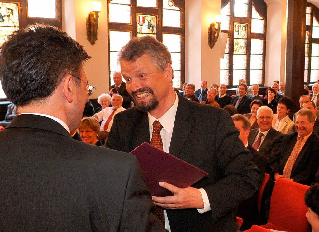 Als Geschenk berreichte er Gernot Erler Weinstcke, die im „Tiengener Rebtal“ stehen.