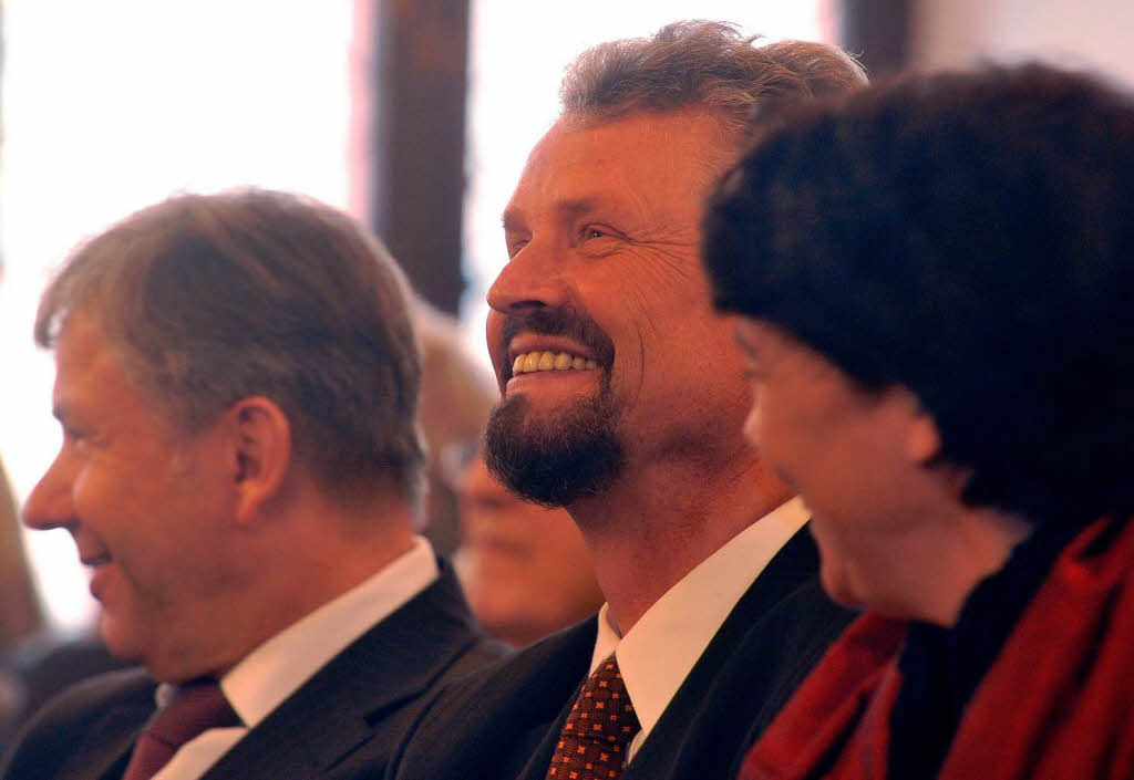 Das Geburtstagskind amüsiert sich. Rechts: Gernot Erlers Lebensgefährtin Marion Jegal. Das Geburtstagskind amüsiert sich. Rechts: Gernot Erlers Lebensgefährtin Marion Jegal.