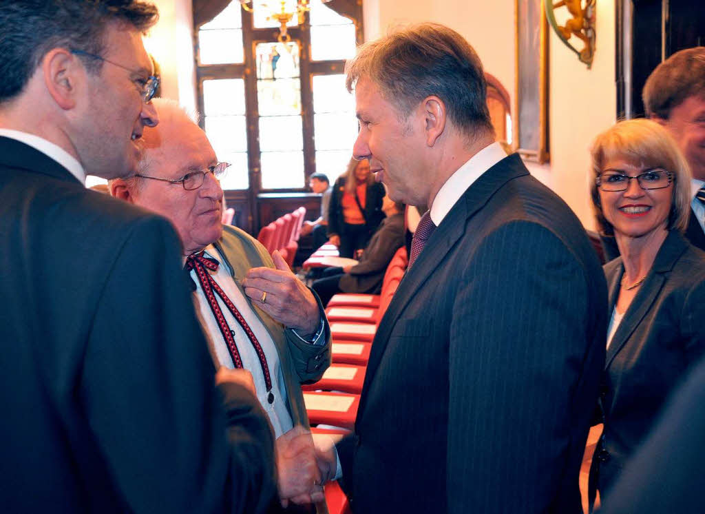 Alfred Kalchthaler (Mitte) und Dieter und Helen Salomon im Gesprch mit dem Gast aus Berlin.