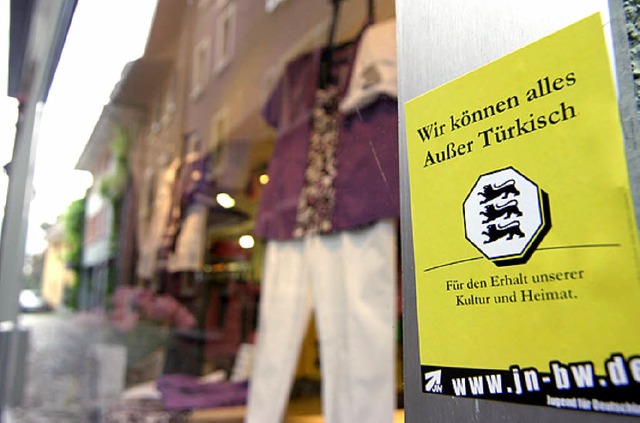 Aufkleber an einem Schaufenster in der Innenstadt.   | Foto: B. Henning