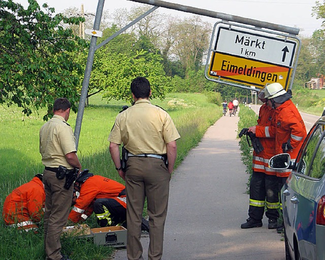 Die  Folgen  eines Maischerzes: Die Feuerwehr musste ein Schild abbauen.     | Foto: Feuerwehr Eimeldingen