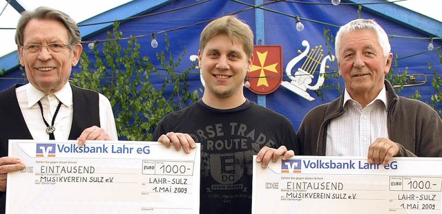 Zwei Schecks in Hhe von je 1000 Euro ...d Prsident Johannes Haller entgegen.   | Foto: Dieter   Fleig