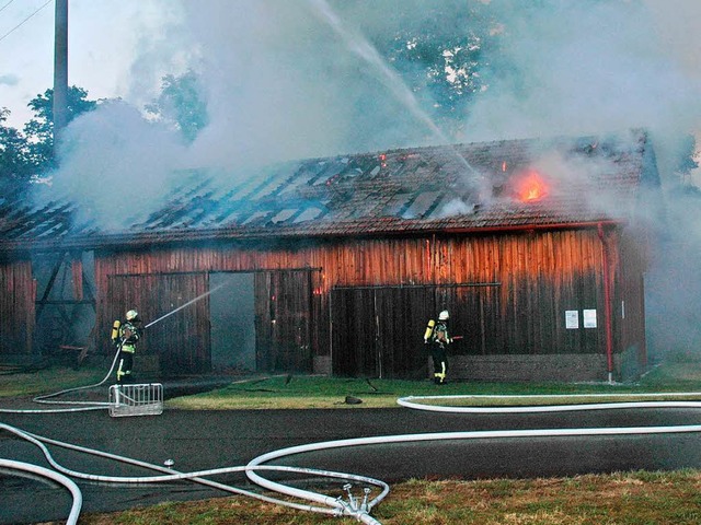Beim Brand dieser Holzhalle beim Kraft...che darin gelagerten Gerte  zerstrt.  | Foto: Vollmar