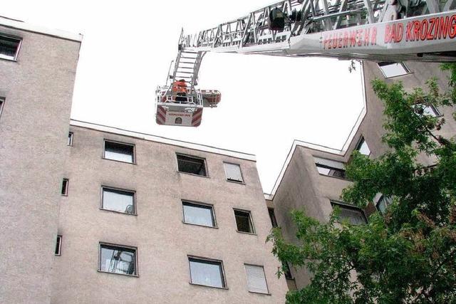 Feuerwehr holt hilflosen Mann aus Wohnung