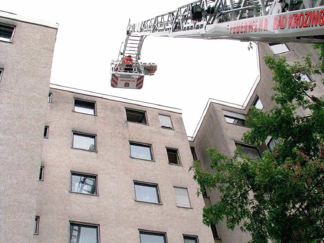 Mit dem Rettungskorb wurde ein 8o-jhr...ieses Hochhauses nach unten befrdert.  | Foto: Feuerwsehr