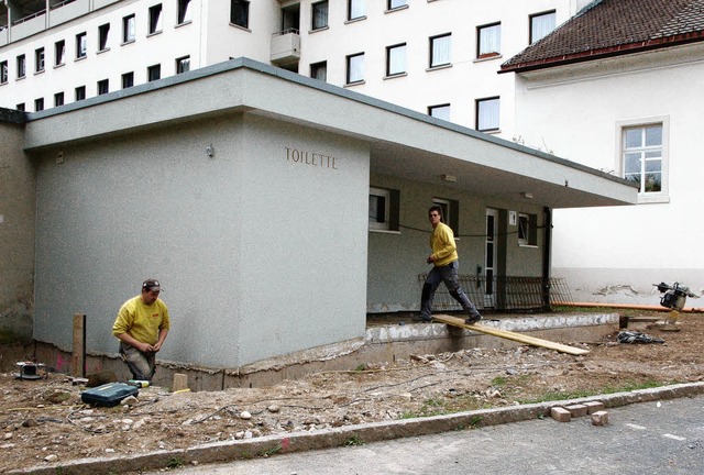 Die Toilettenanlage am  Busparkplatz a... Tagen sind die Maurer an der Arbeit.   | Foto: horst a. bss