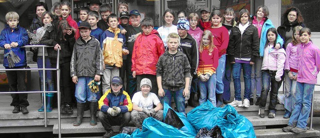 32 Kinder  putzten rund um St. Mrgen  den Wald und die Landschaft.   | Foto: Heinrich Fehrenbach