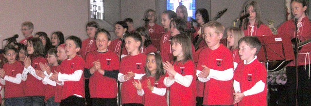 Der Kinder- und Jugendchor des Gesangs... Grwihler Pfarrkirche seine Zuhrer.   | Foto: Susanne Mller