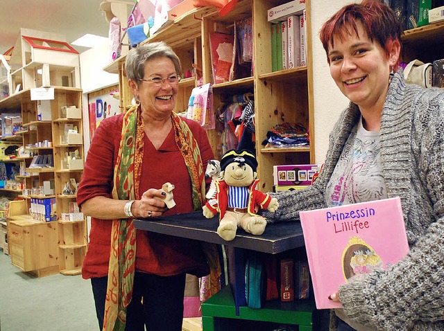 Uta und Anja Koch feiern mit ihren Kunden.   | Foto: rud