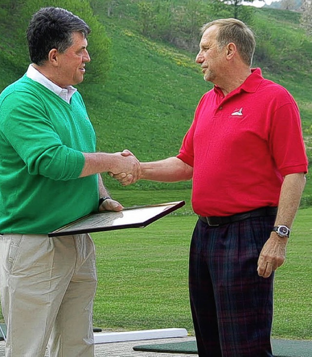 Schnaus Golfclub-Prsident Karl Lais ...en Gerd Rueb die Verleihungsurkunde.    | Foto: Jger
