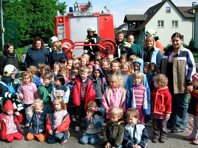 Die Kinder des Kindergartens St. Marien Wallbach mit den Feuerwehrleuten.  | Foto: Barbara Biehler