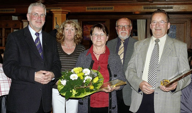 Dekan Hans-Jrgen Decker und Vorsitzen... v. rechts Dirigent  Joachim Nopper).   | Foto: Markus Hartmann