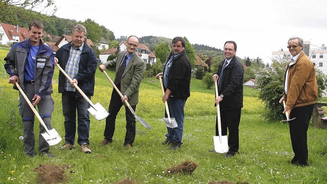 Symbolischer Spatenstich fr das Bauge...ter  Thomas Schfer und  Manfred Uhl.   | Foto: Heidi Fssel