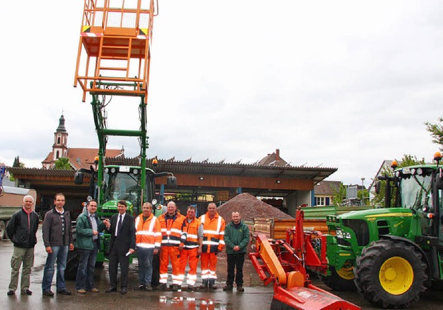 Die beiden Schlepper wurden in der ver...iell vom Bauhof in Empfang genommen.    | Foto: Sandra  Decoux-Kone