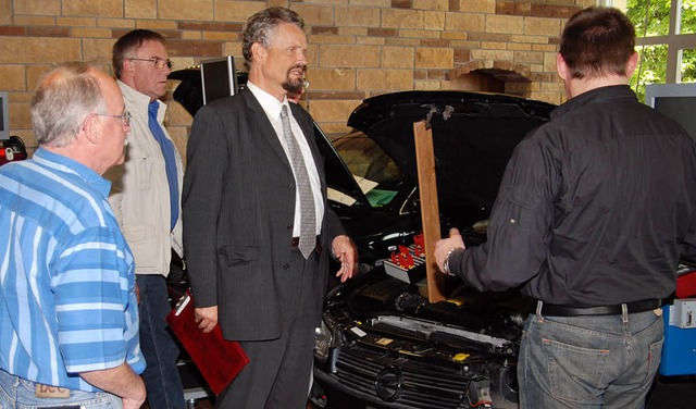 In der Firma Gutmann lie sich  Gernot...erfahren der Fahrzeugtechnik erklren.  | Foto: hans-jochen voigt
