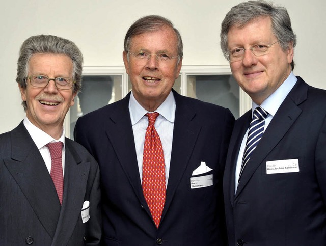 Die &#8222;Dr. Wilhelm Eitel-Stiftung&...) und Uni-Rektor Hans-Jochen Schiewer.  | Foto: Kunz