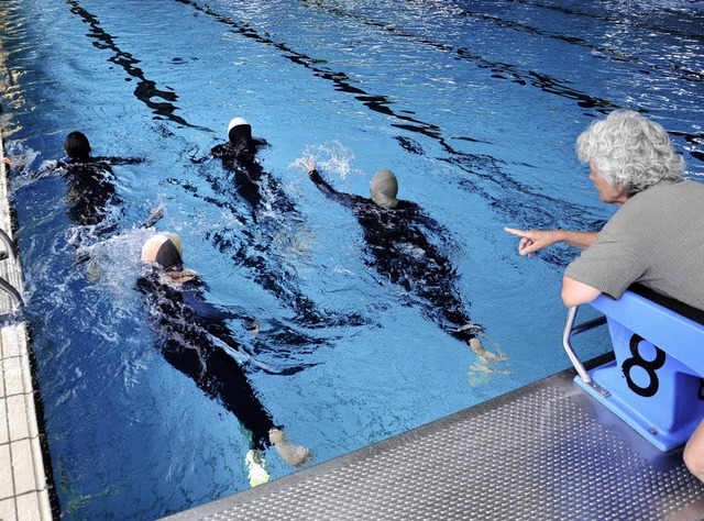 Renate Scherf bringt  ihren muslimischen Schlerinnen das Schwimmen bei.   | Foto: Thomas Kunz