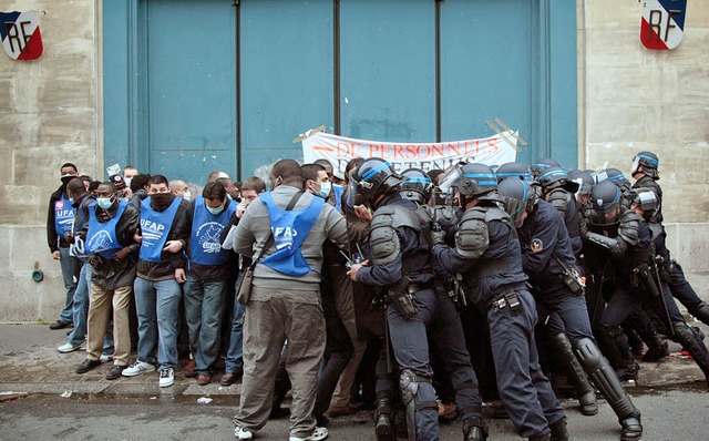 Mit Krpereinsatz: Polizisten beenden ...ckade des Sant-Gefngnisses in Paris.  | Foto: AFP