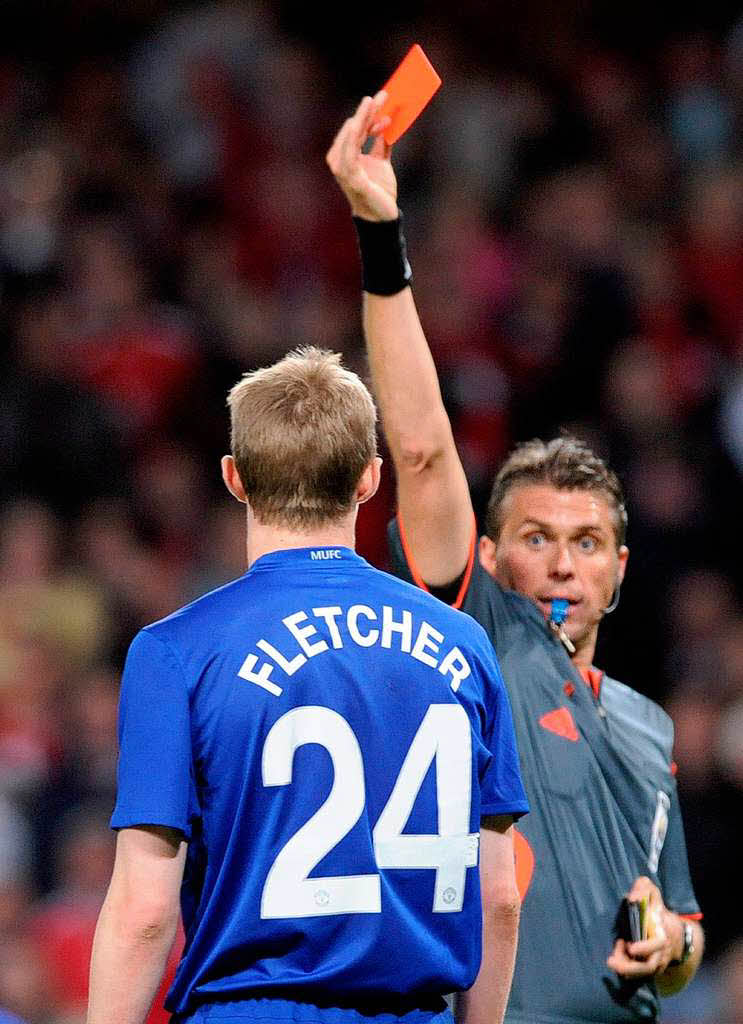 Früherer Feierabend für Manchesters Fletcher. Rot von Schiedsrichter Roberto Rosetti. Früherer Feierabend für Manchesters Fletcher. Rot von Schiedsrichter Roberto Rosetti.