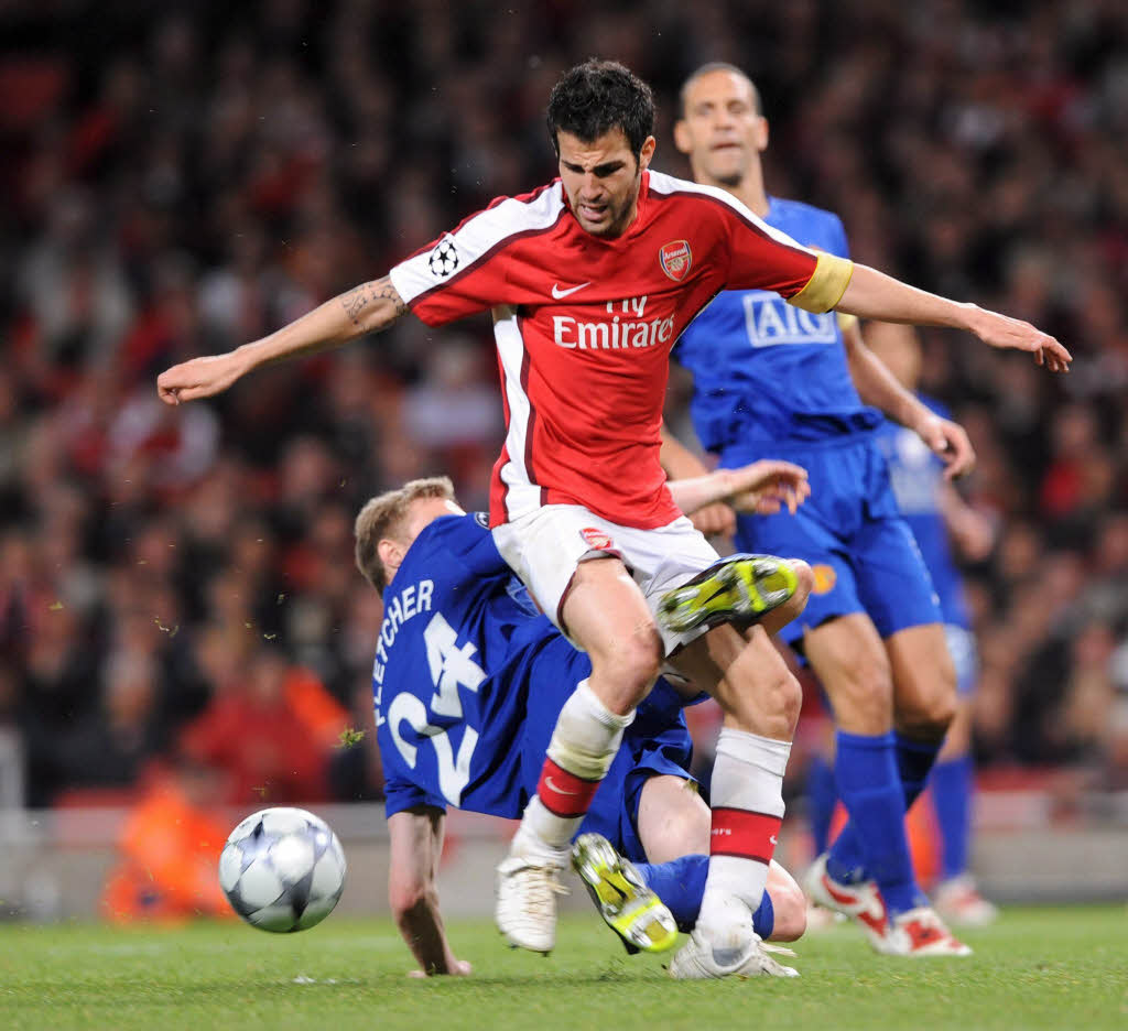 Manchester Uniteds Darren Fletcher (links) fällt Arsenals Cesc Fabregas. Ergebnis: Elfmeter. Manchester Uniteds Darren Fletcher (links) fällt Arsenals Cesc Fabregas. Ergebnis: Elfmeter.