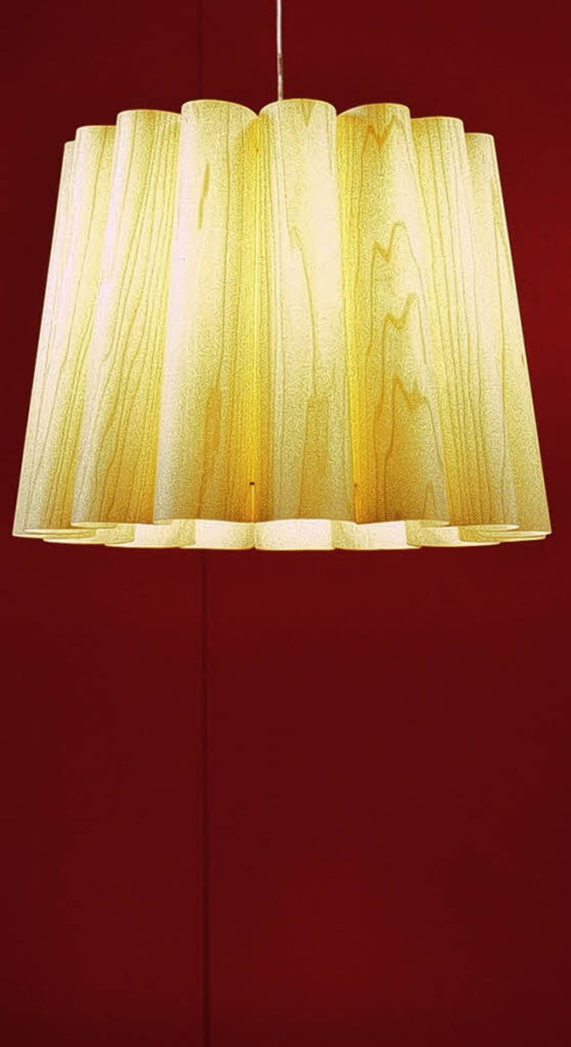 Mehr Kunstobjekt als Leuchte:  die Furnierlampe   | Foto: furnier.de / Gerhard Wiese