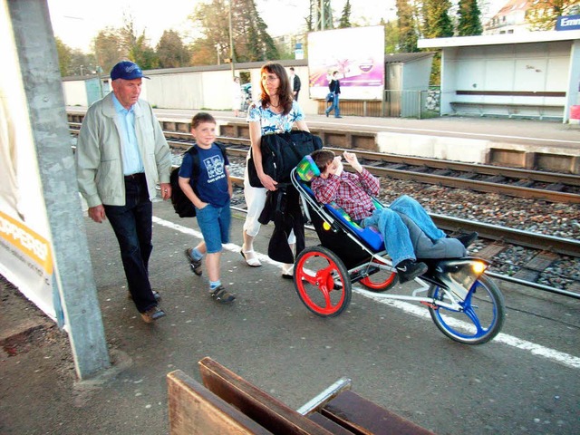 so beschwerlich ist es, mit einem behi...Bahnhof zu den Bahnsteigen zu kommen.   | Foto: Dieter Schmidt