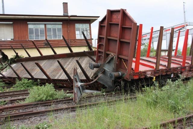 Gter-Waggons rasen in leerstehendes Gebude