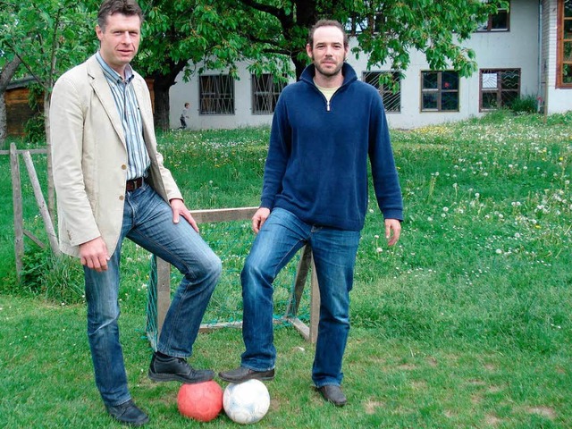 Joachim Spro (links) und Jan Funke vo...hen hinter dem Projekt Bolzplatzliga.   | Foto: Sabine Ehrentreich