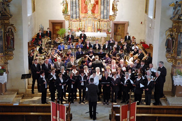 Zwei Vereine (Kirchenchor und Musikver...n ein anspruchsvolles Kirchenkonzert.   | Foto: Horst Dauenhauer