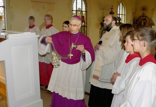 Weihbischof Paul Wehrle segnete die fr...n der katholischen Kirche in Riedern.   | Foto: Patrick Burger