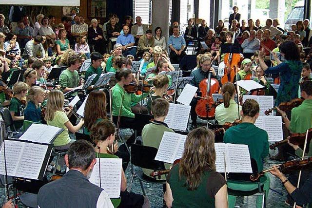 Kinder singen im Elfenkostm